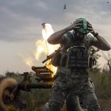 Un soldat ukrainien tire sur l'armée russe près de la ville dévastée de Bakhmout.